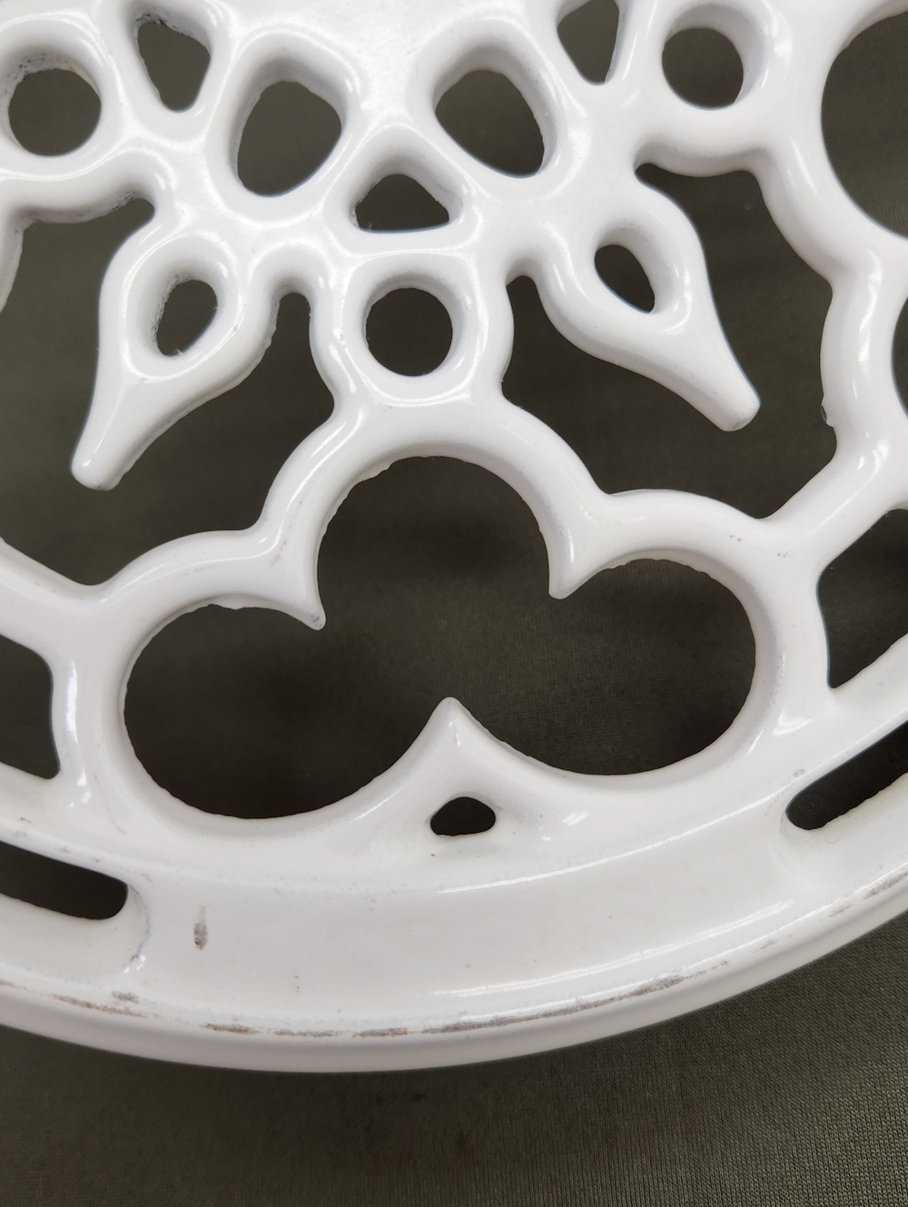 Le Creuset Footed White Cast Iron Round Trivet Glossy Floral France Pre-loved - Picture 3 of 11